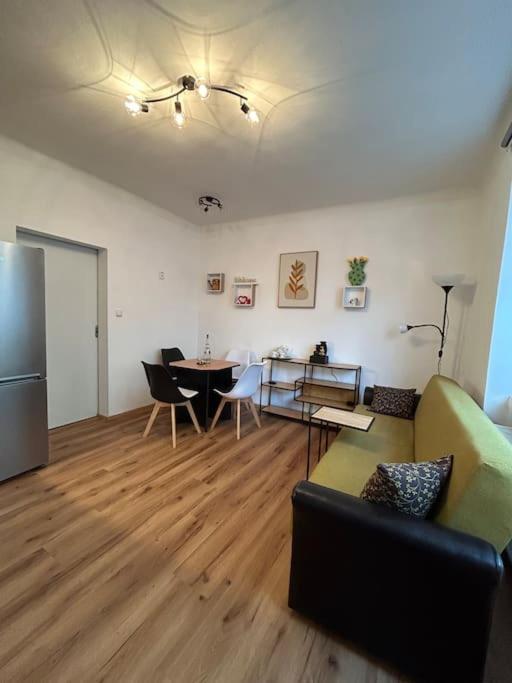 Prazsky S Dobrou Dostupnosti Apartamento Praga
